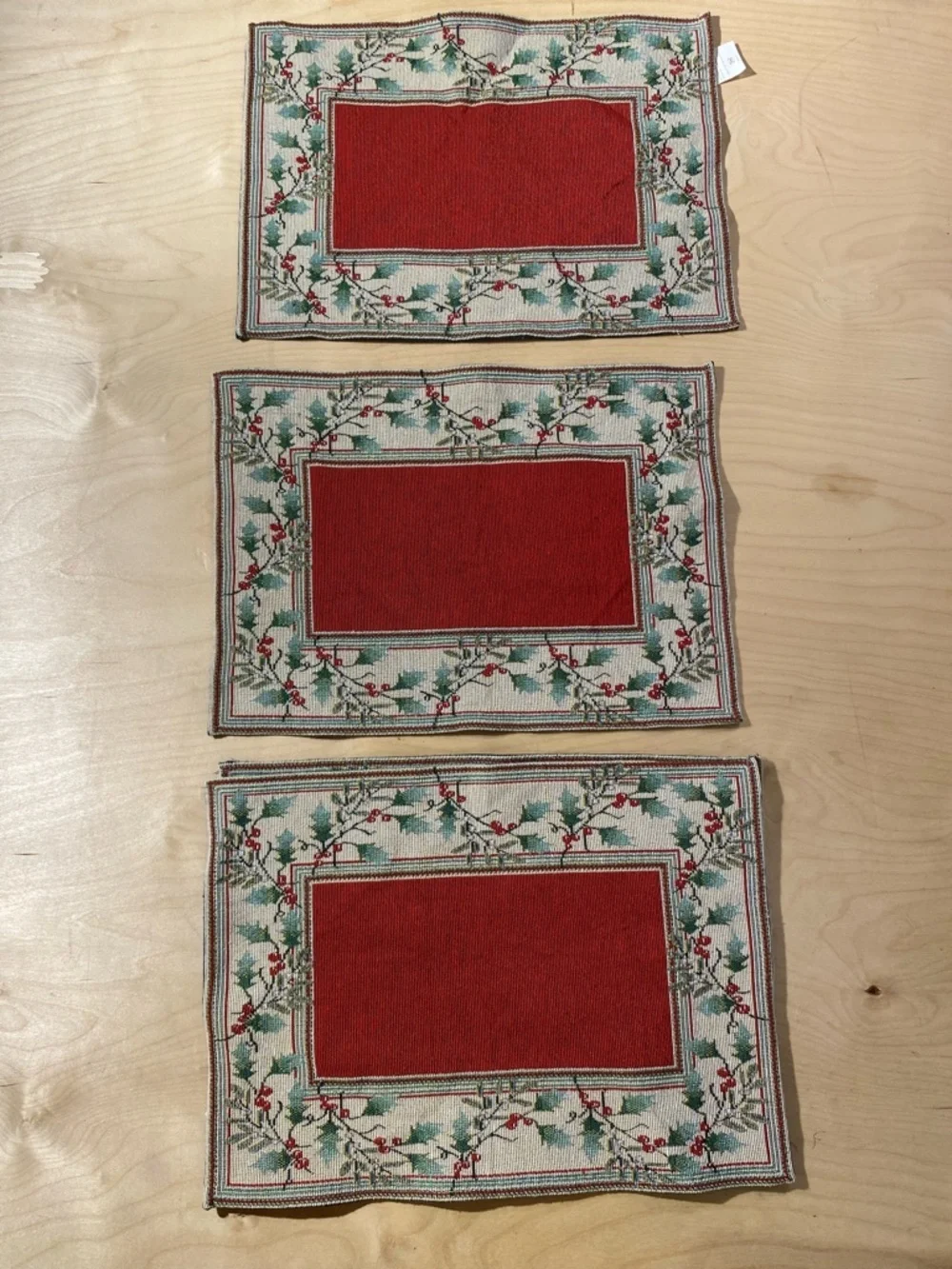 Windham Home Set of 4 Holiday Holly Red Placements (RD)